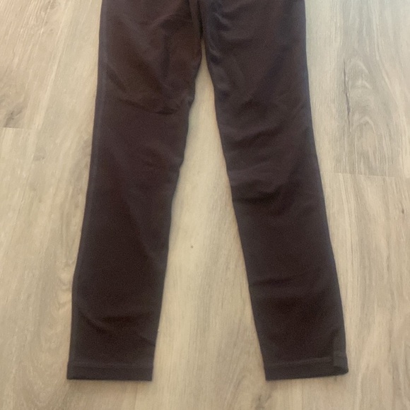 Aritzia TNA maroon coloured skinny leggings - Picture 10 of 11